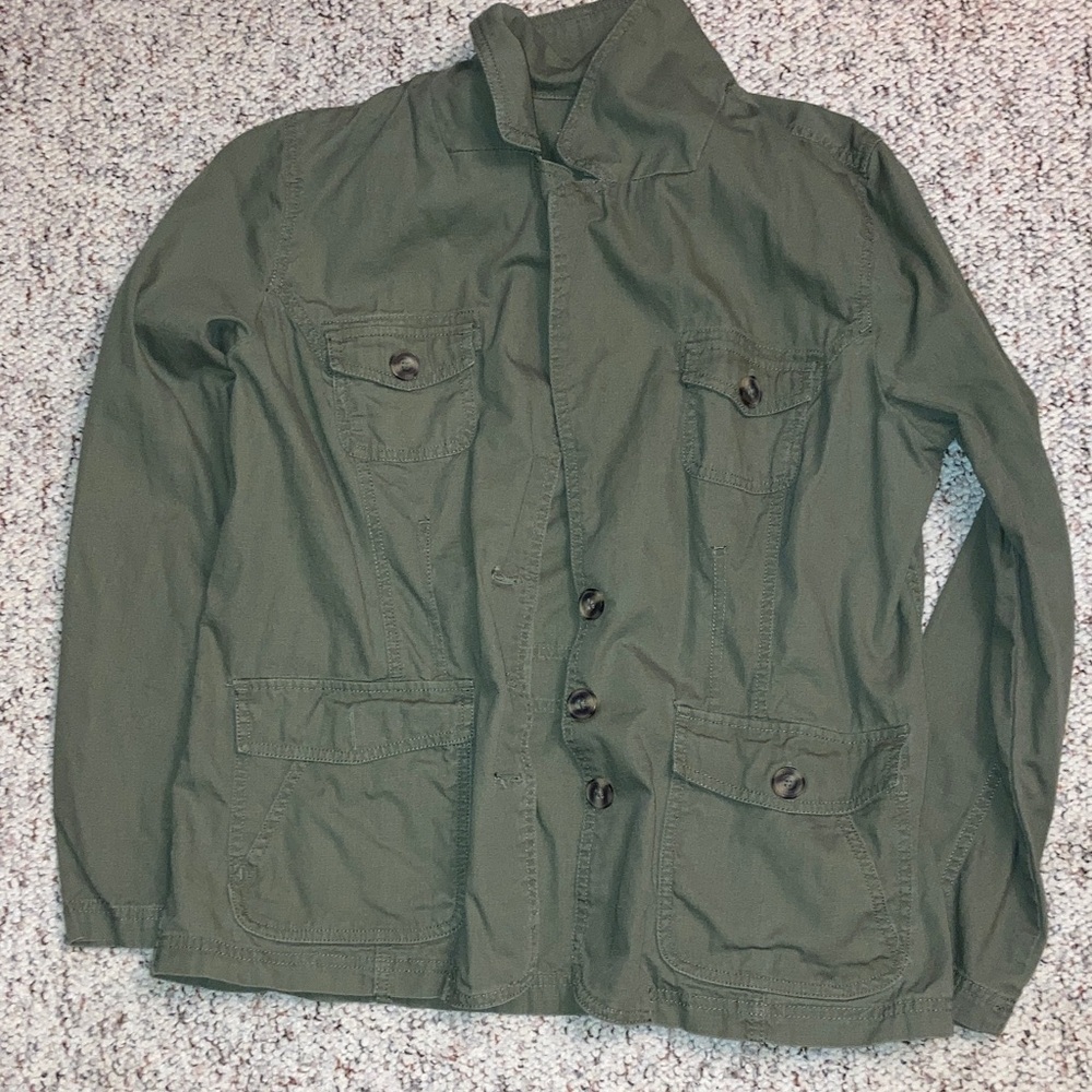 Like New Women’s Stylish Olive Green blazer jacket with button closure.